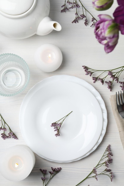 Kolacja przy świecach, talerz z potrawą